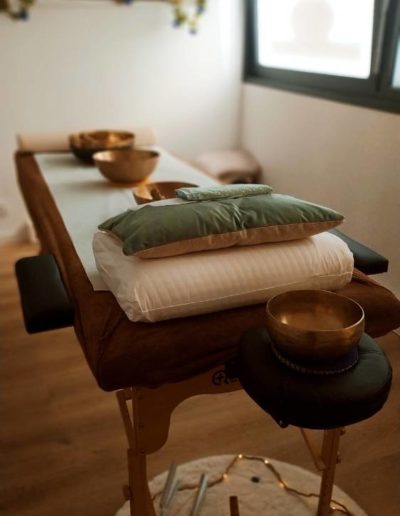 Table pour massage sonore avec bols tibétains et autres instruments