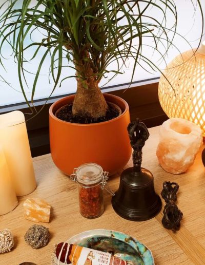 Sauge, pierres et bougies pour massages sonores