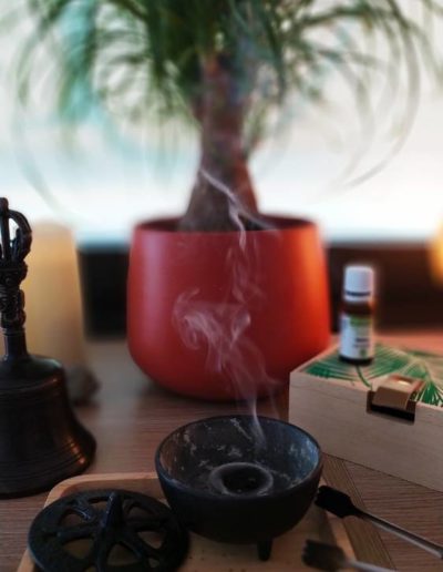 Ambiance zen avec encens pour un massage sonore